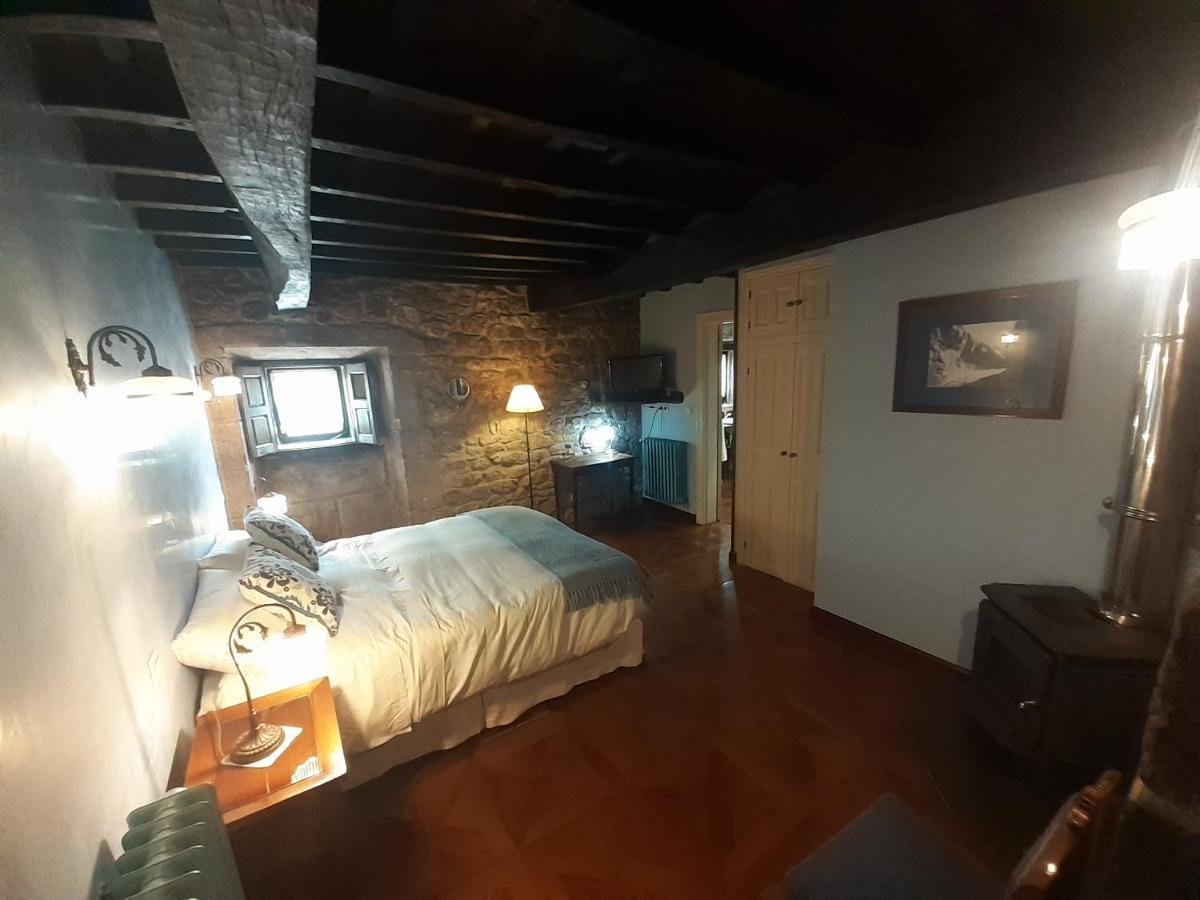 Hotel La Casona De Barrio, Alto Campoo Barrio  Exteriör bild
