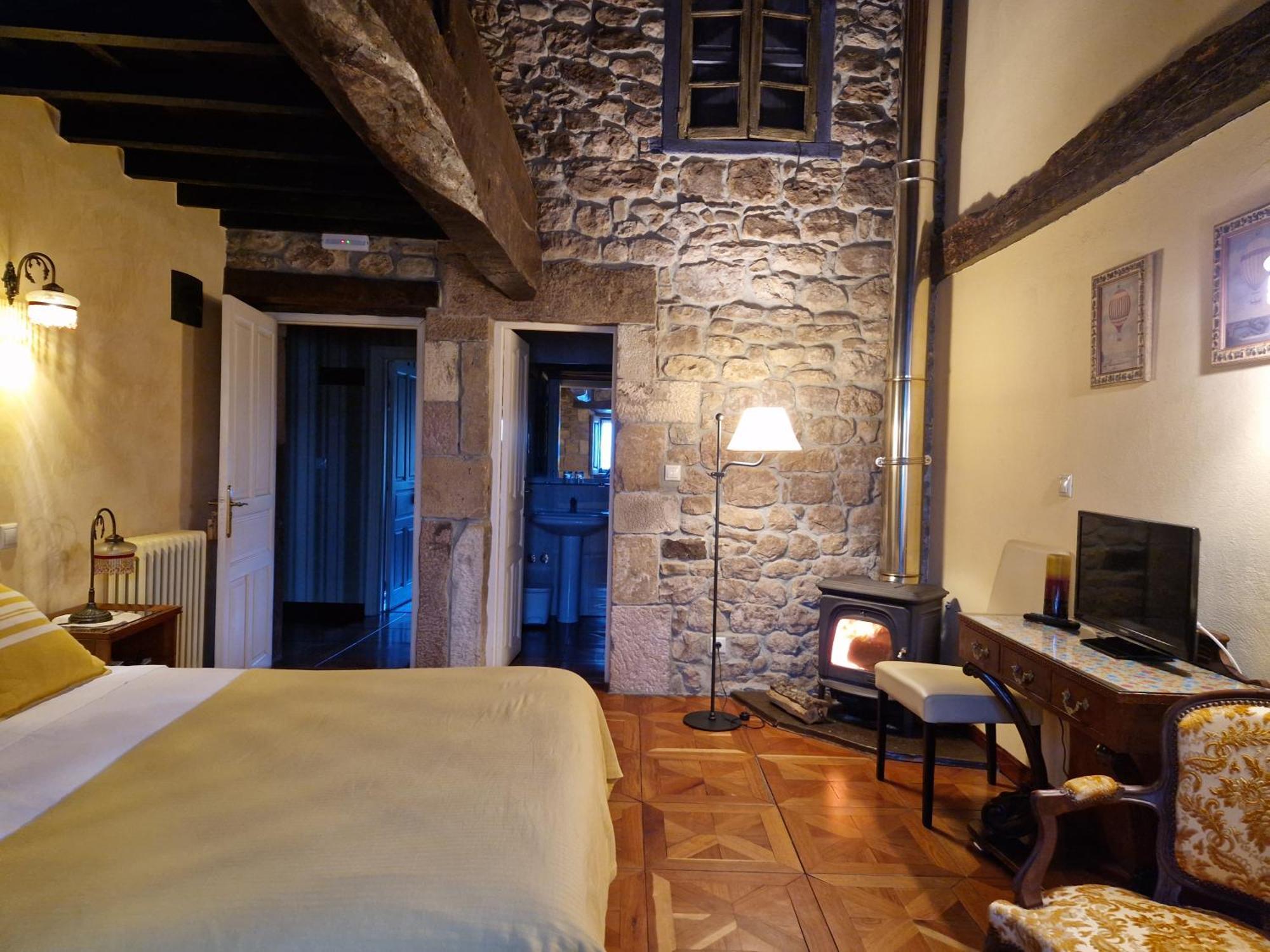 Hotel La Casona De Barrio, Alto Campoo Barrio  Exteriör bild